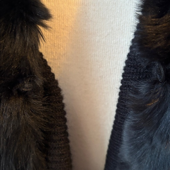 Kinross Black Cashmere Ribbed Shawl with Rabbit Fur Trim - Picture 5 of 7